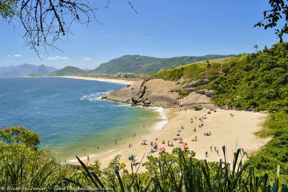 Imagem do alto da linda e charmosa Praia do Sossego.